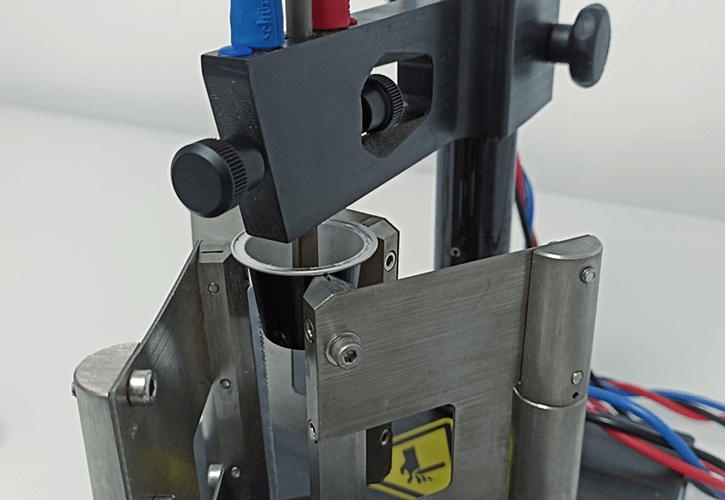 IS9018 IMG - Adjusting the correct height of the main probe and level probe before the test Adjusting the main probe and level probe height on the IS9018 aluminum capsule stand