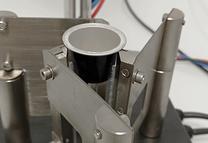 IS9018 IMG - Clamps with the aluminum capsule on the middle IS9018 aluminum capsule stand clamping an aluminum capsule in the centre